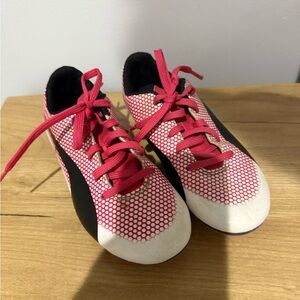PUMA Soccer‎ Cleats Unisex Pink White And Black Kids size 2 C